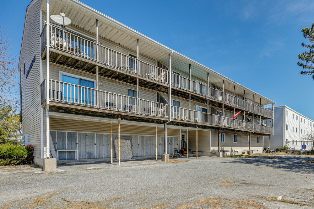 Bright & Airy Condo: Walk to Beach/boardwalk