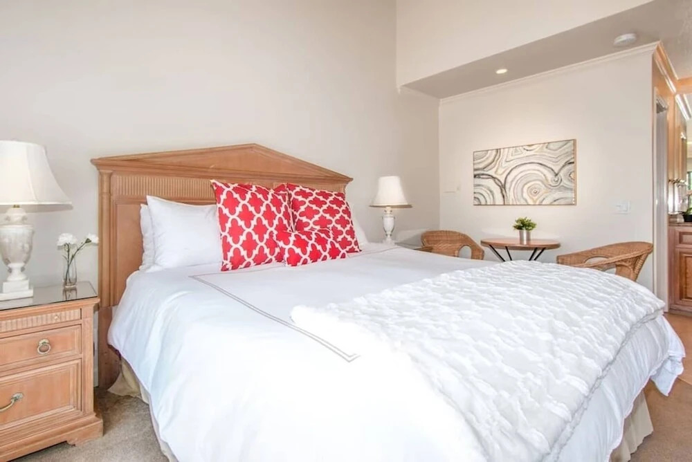 2BR Near Wineries Golf Course View Parking