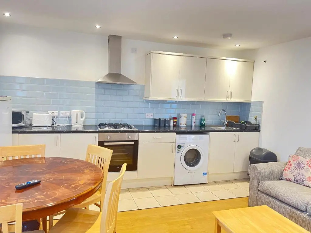 Spacious Two Double Bedrooms Flat, H 5