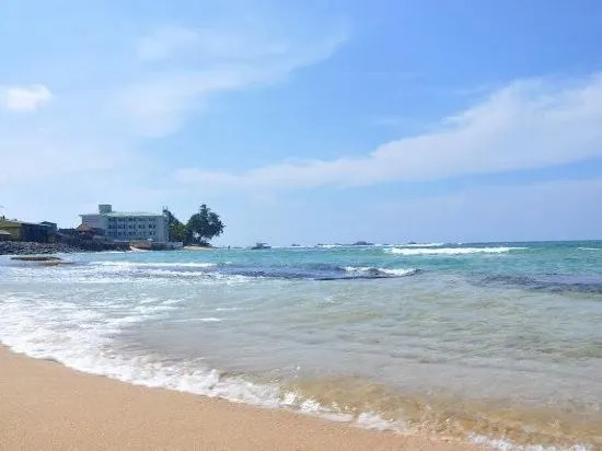 Hikka Beach Flat