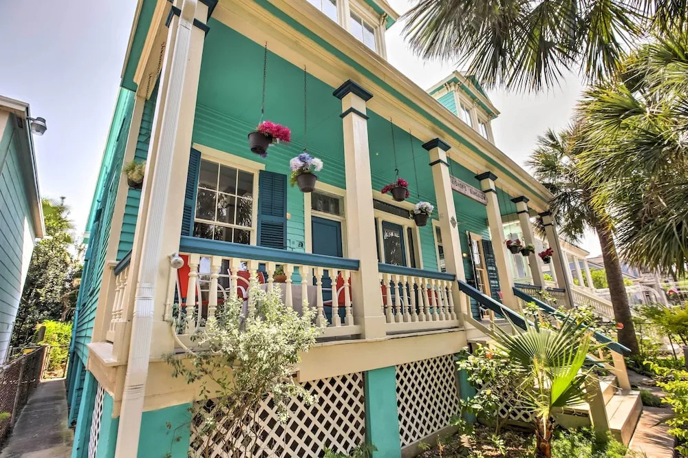 Historic Galveston Apartment - 1 Mi to The Strand!