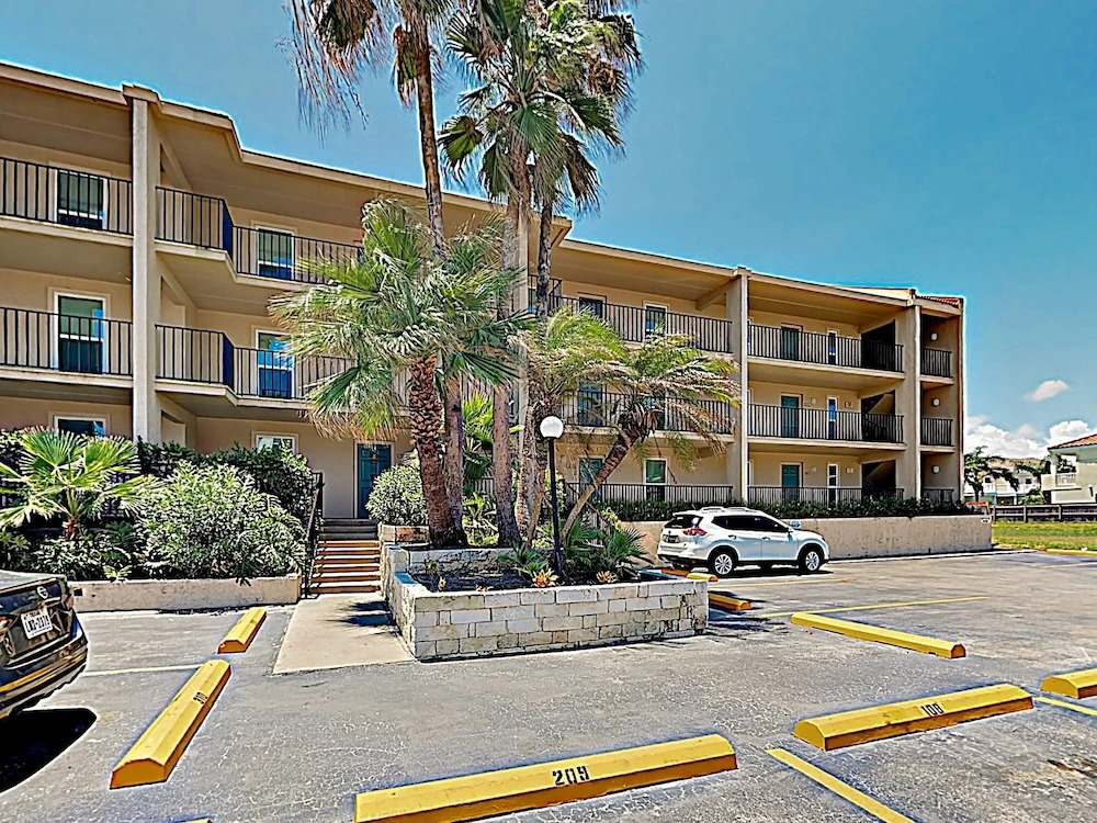 New Listing! Isle Gem: Pools, Spa - 2 Mins to Sand condo