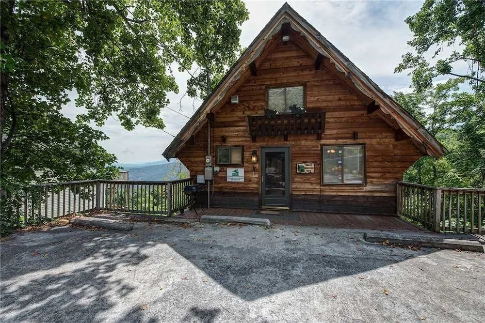 Smoky Mountain View 3 Bedroom Home with Hot Tub