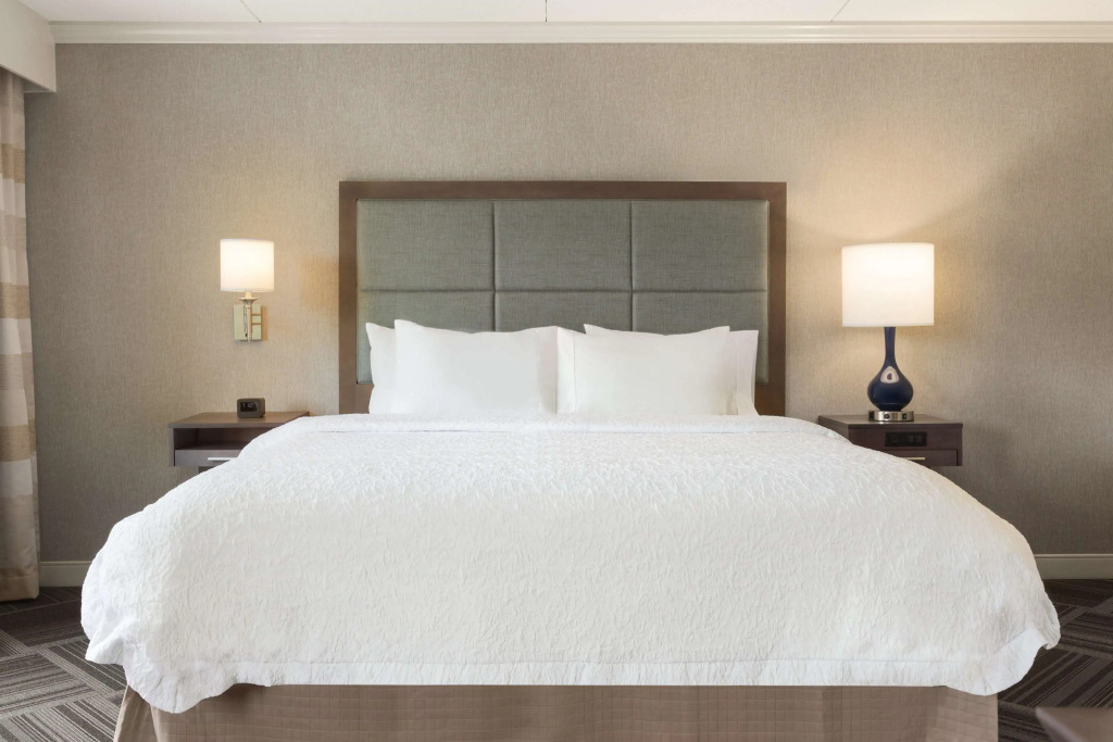 Hampton Inn & Suites Manchester-Bedford