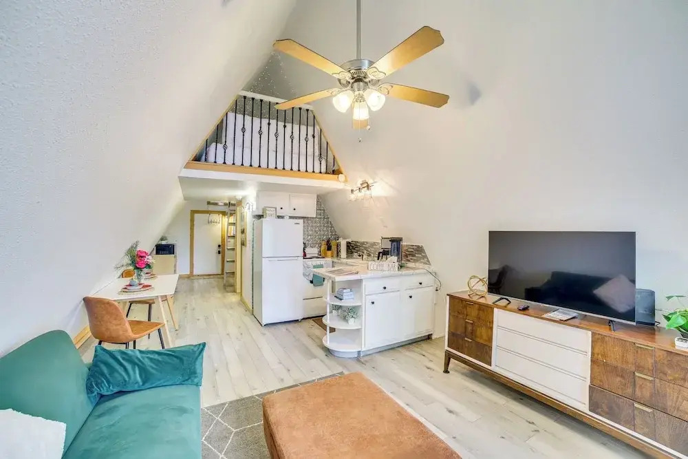 Cozy Cabin w/ Fire Pit: Walk to Lake Taneycomo!