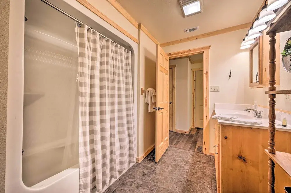Broken Bow Retreat on 2 Acres w/ Hot Tub & Deck!