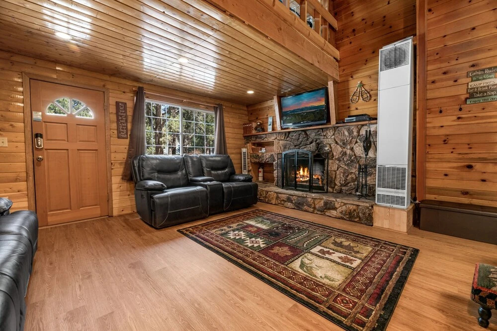The Grizzly Grotto - Gorgeous Gambrel With Gaming Consoles And Fast Wifi! 3 Bedroom Cabin