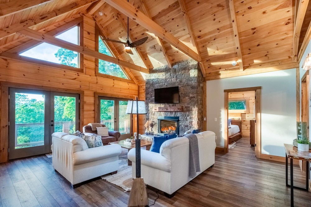 Luxury Cabin Lake View Access Theater Game Room