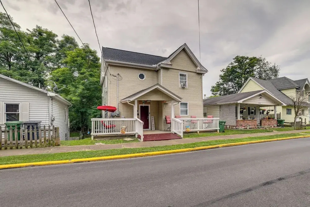 Morgantown Home: 1 Mi to West Virginia University!
