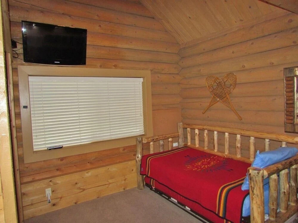 080 - Moonshadows Log Cabin