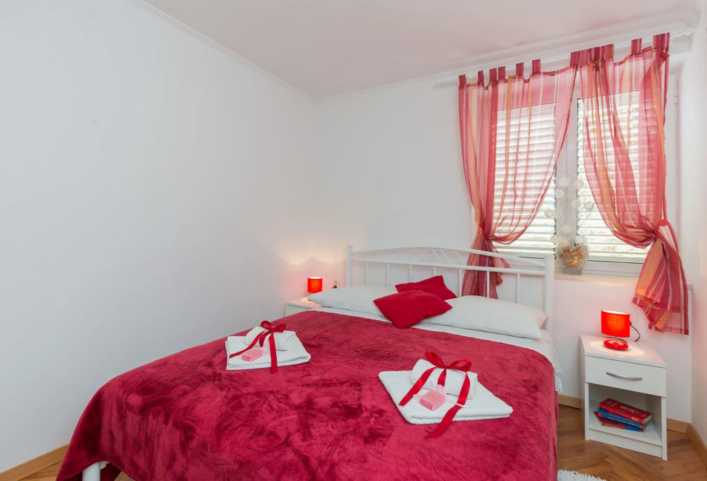 Apartments and Room Lora