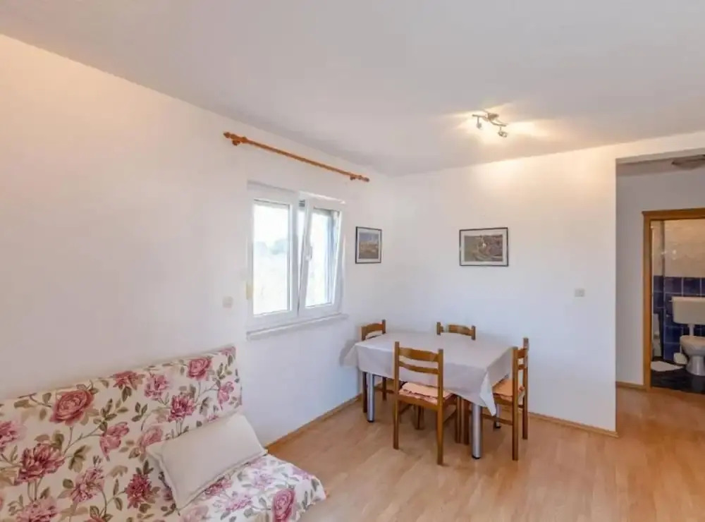 Charming and Cozy Okrug Gornji Apartment With Balcony
