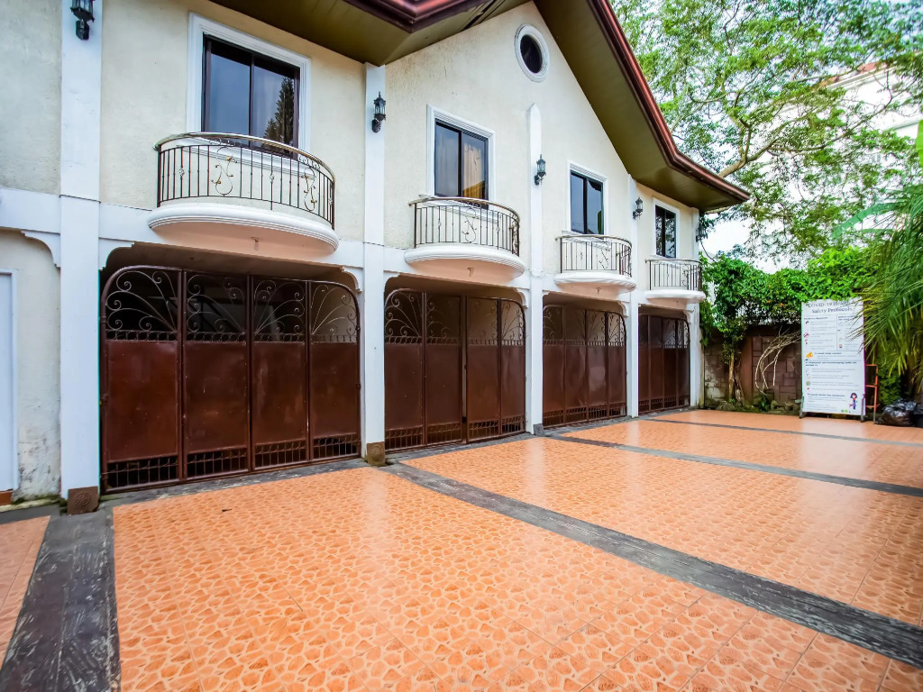 OYO 812 Laura's Hotel