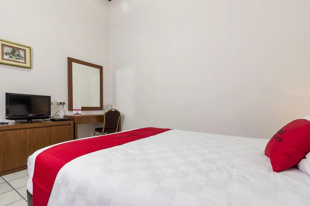 RedDoorz Plus near Riau Street 2