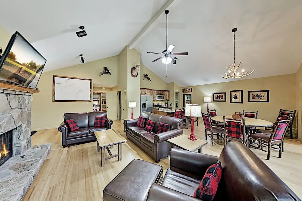 Mountain Echoes : Hot Tub & Home Theater! 2 Bedroom Cabin