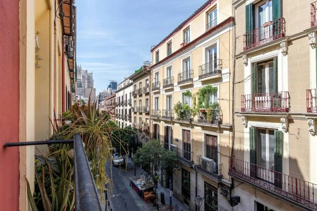 Flaring New Apartment next to Gran Via by Batuecas