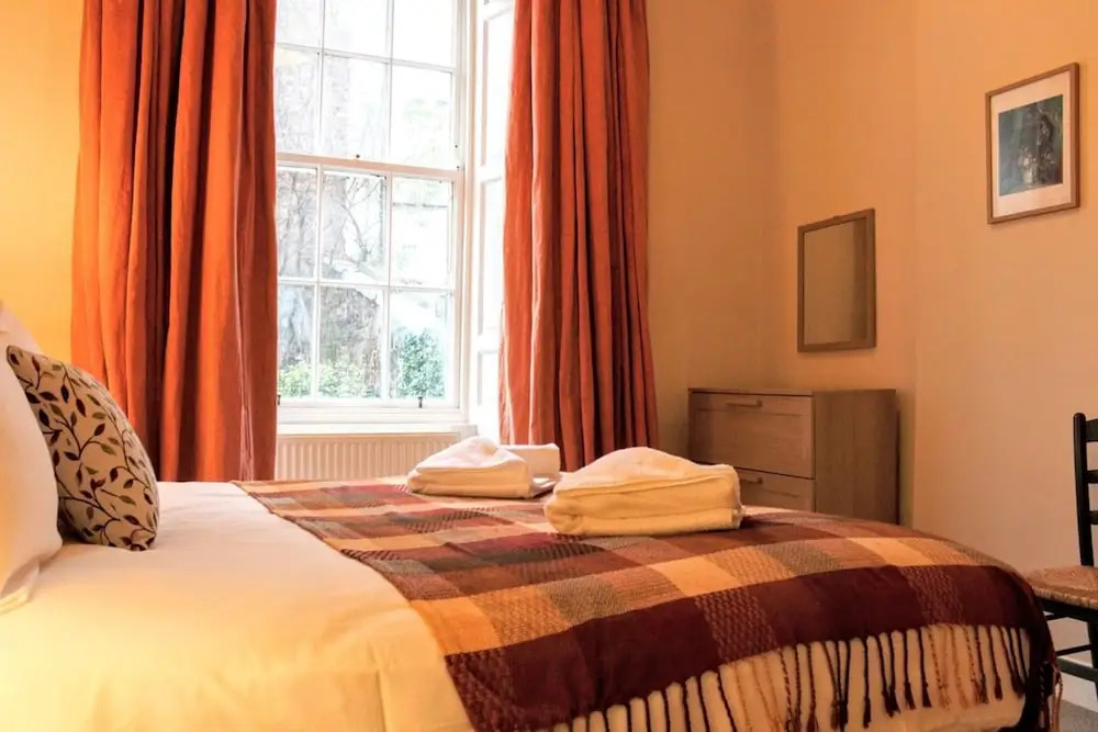 Traditional Georgian Flat in New Town, Sleeps 5-6