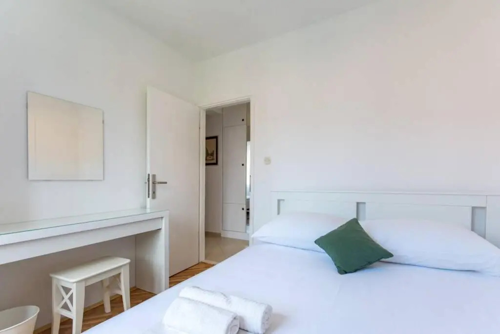 Flora three bedroom apartment. Near beach