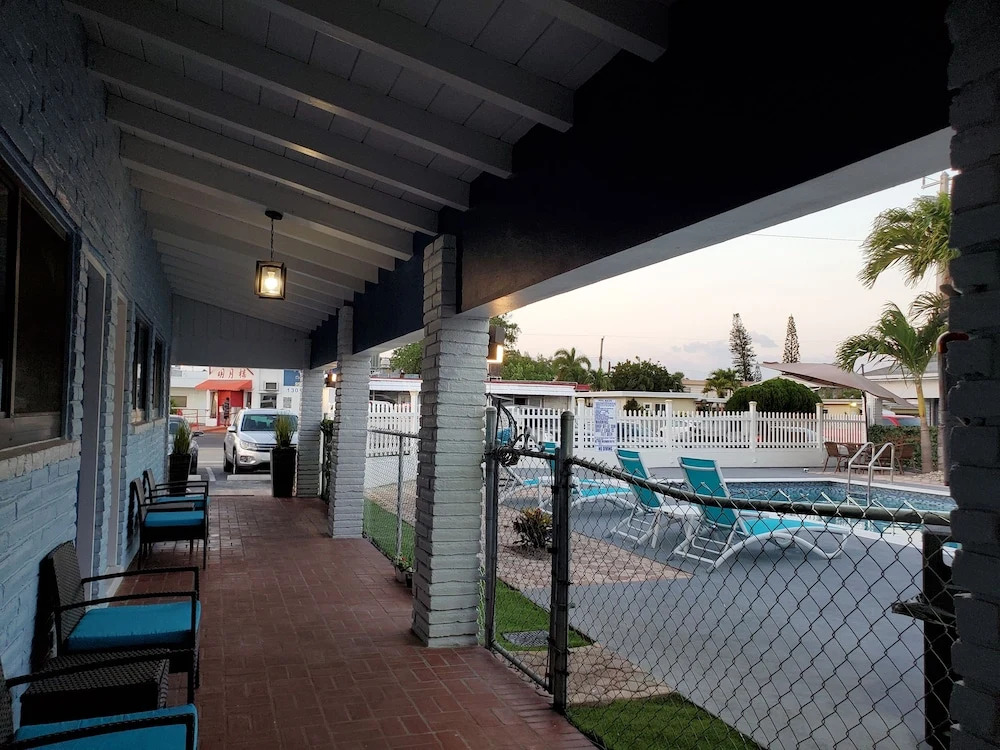 Hollywood Gardens Inn & Suites