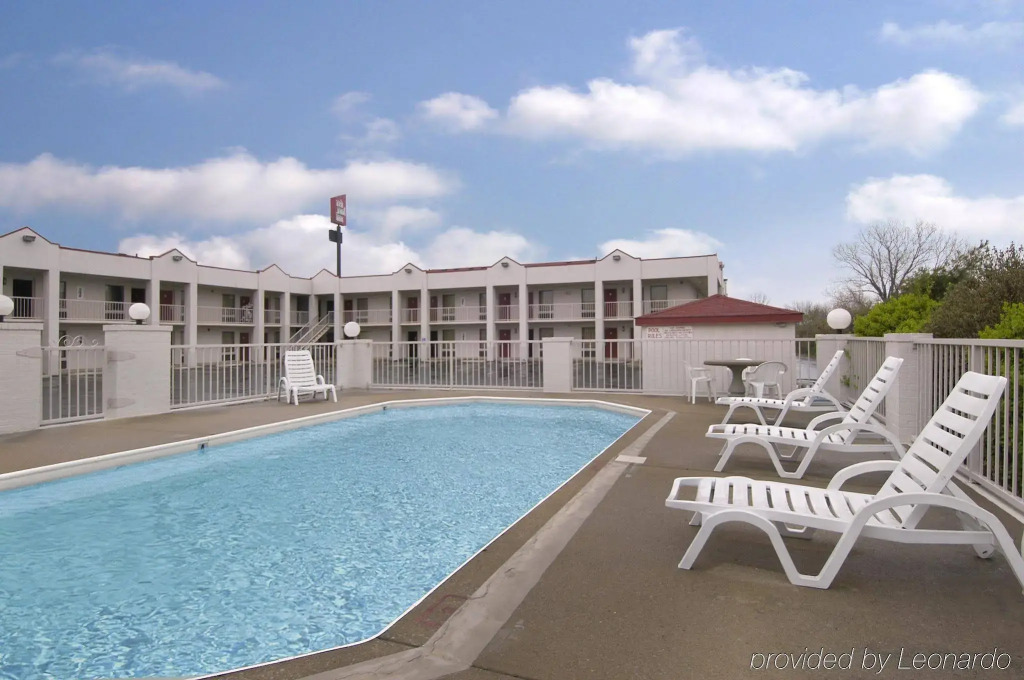 Red Roof Inn Clarksville