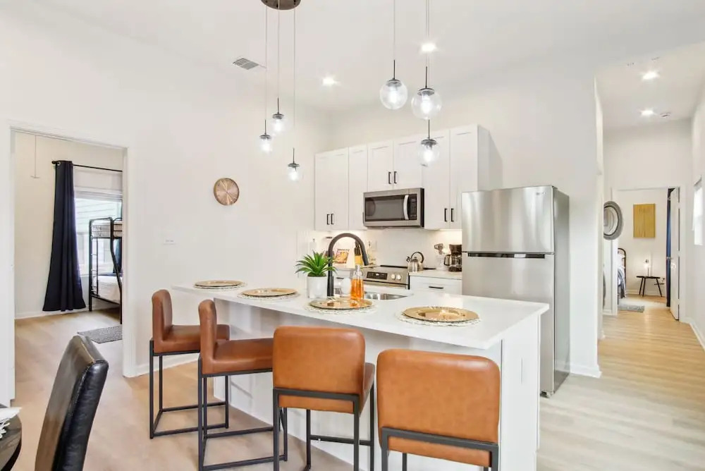 3br-2ba Cityscape Haven With Panoramic Tower View!
