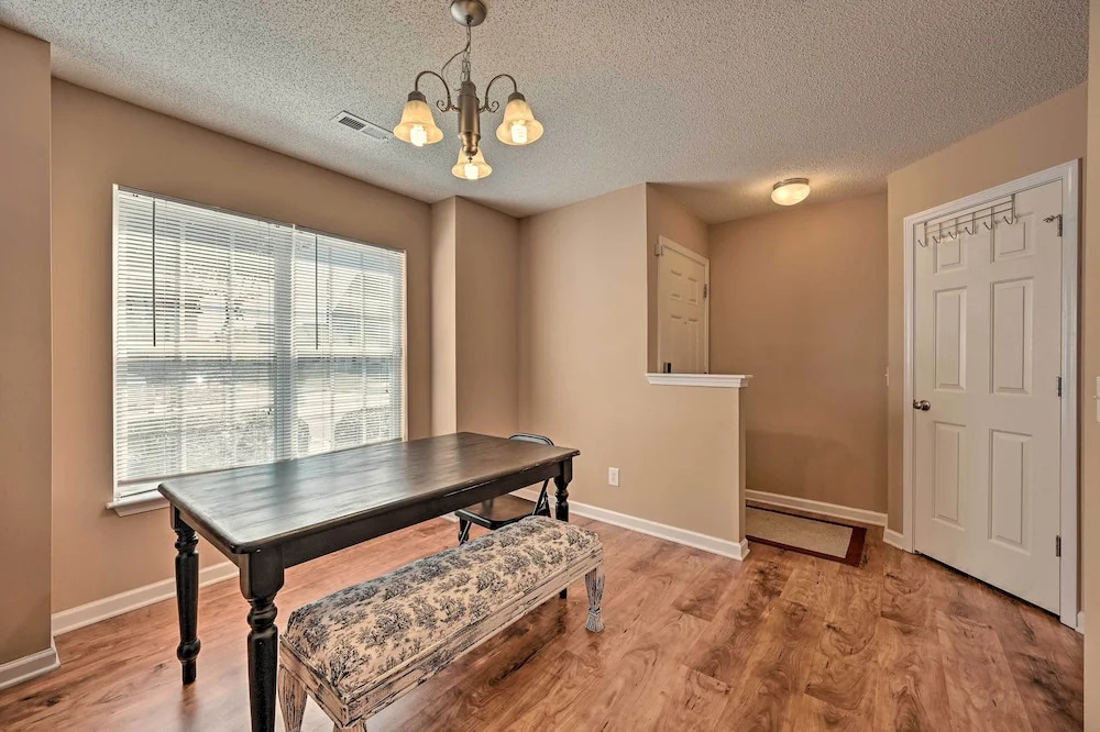 Cozy Greensboro Townhome ~ 7 Mi to UNC Campus