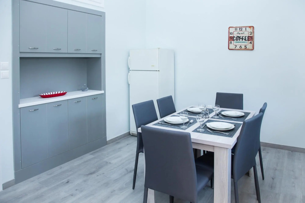 Sunny and Minimal apt in Glyfada With 3 Bdrm