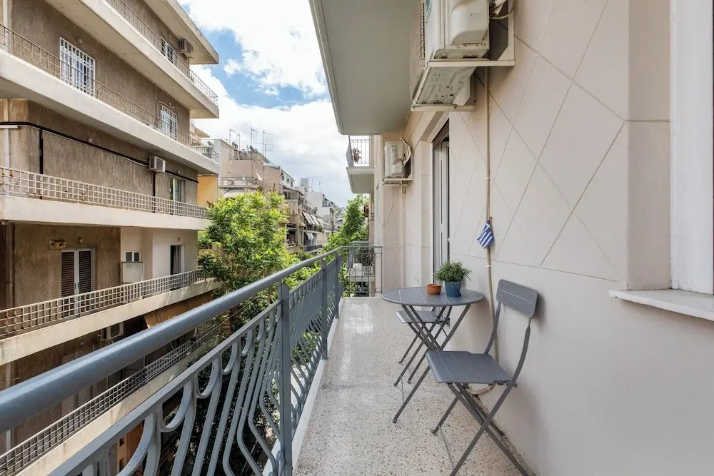 Attica - Captivating 2-Bedroom Apt & Balcony in Athens