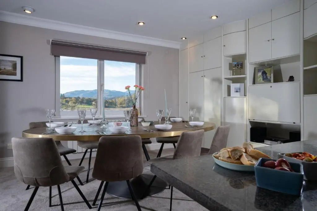 Brand New - Contemporary - 2 Bedroom - 2 Bathroom - Spacious Apartment - Lake Views