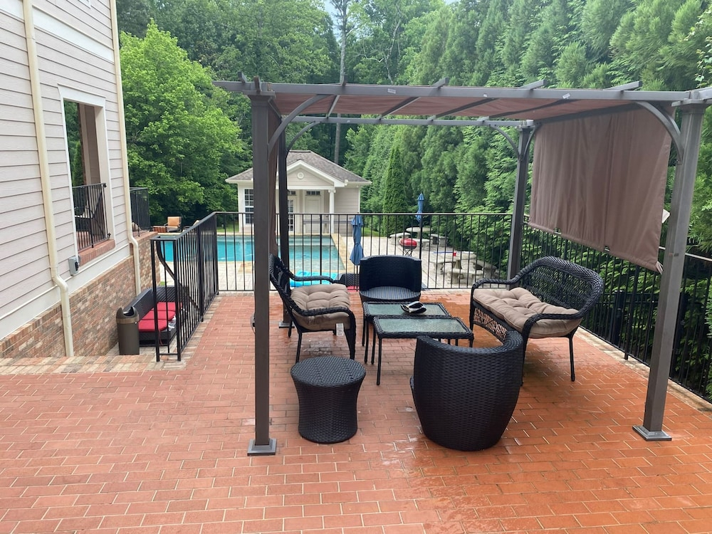 Luxe Gated Fenced Buckhead 6BD 8 5bth Sleeps 12