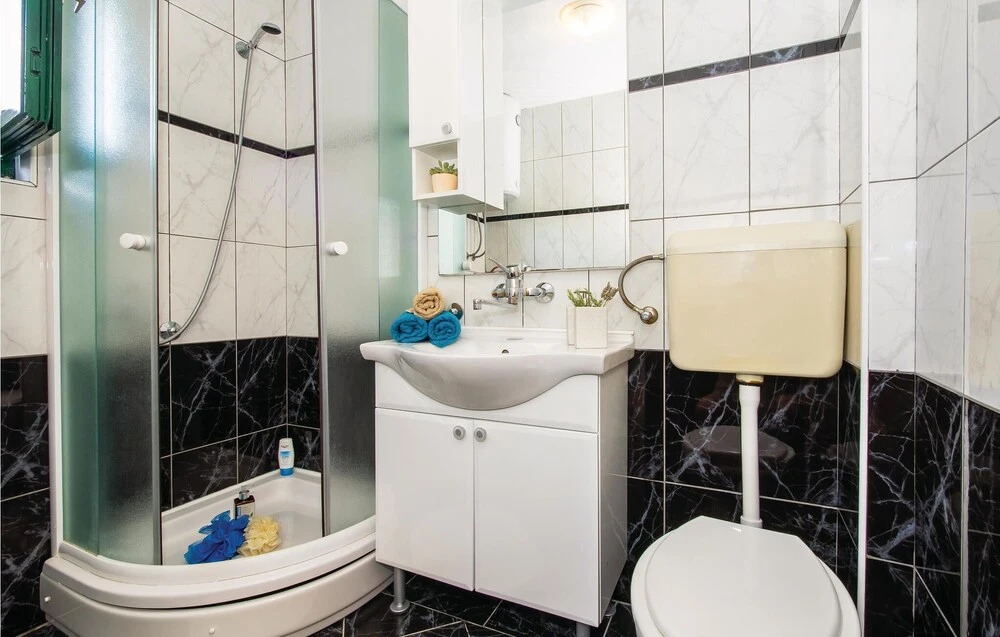 Amazing Apartment in Splitska With 3 Bedrooms and Wifi