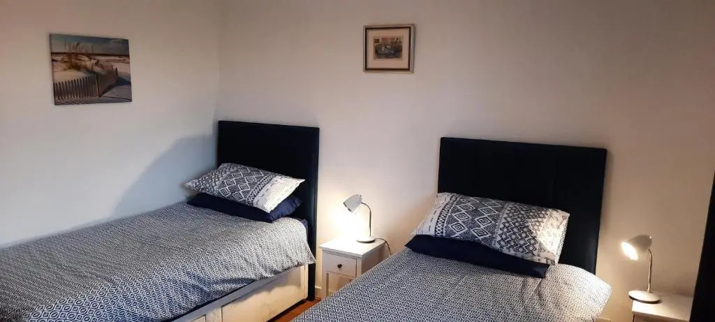Prime Town Center, Modern, 2 Bedroom Apartment,Free Private Parking, WiFi