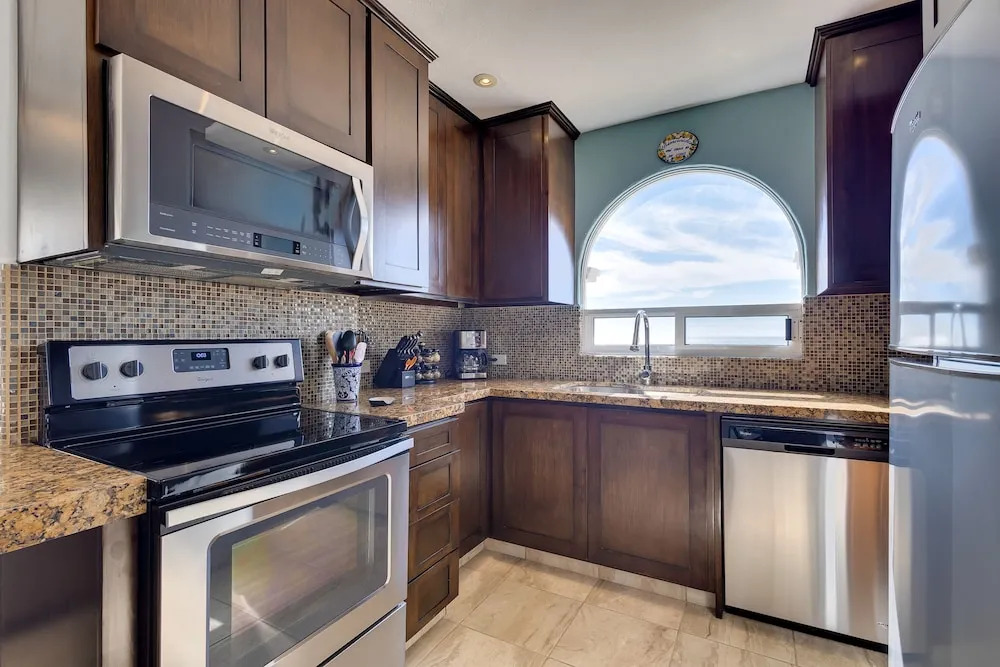 Beachfront Oasis in Cabo with Resort Amenities