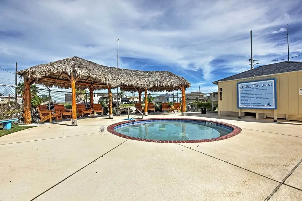 1/4 Mi to Beach: Canal-view Home in Galveston!