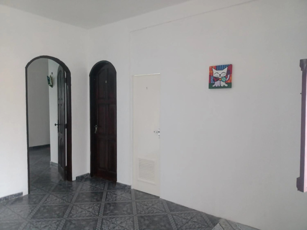 Casa grande em área central, bem iluminada e vent.