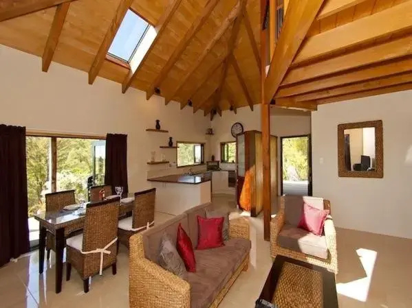 Treetop Oasis - Tairua Executive Holiday Home