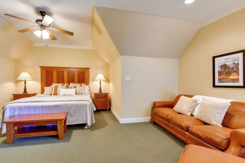 Springfield Studio Rental w/ Golf Course View!