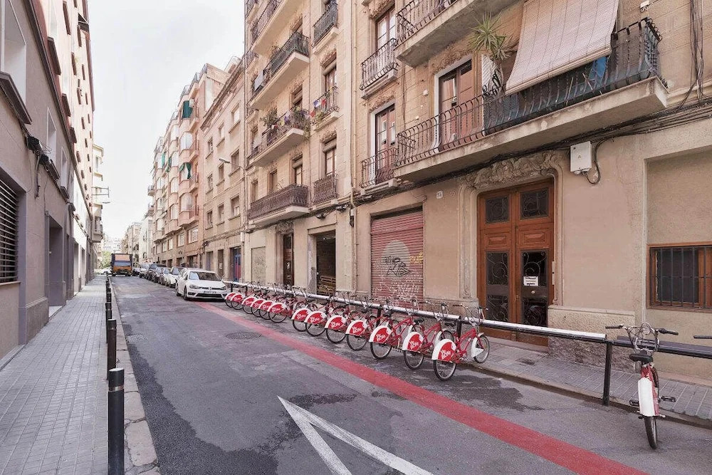 Welcoming 2 Bed With Balcony in Gracia