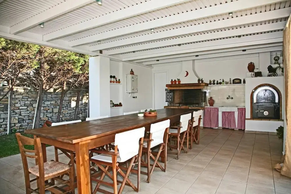 Beautiful 4-bed House With Private Pool in Naxos