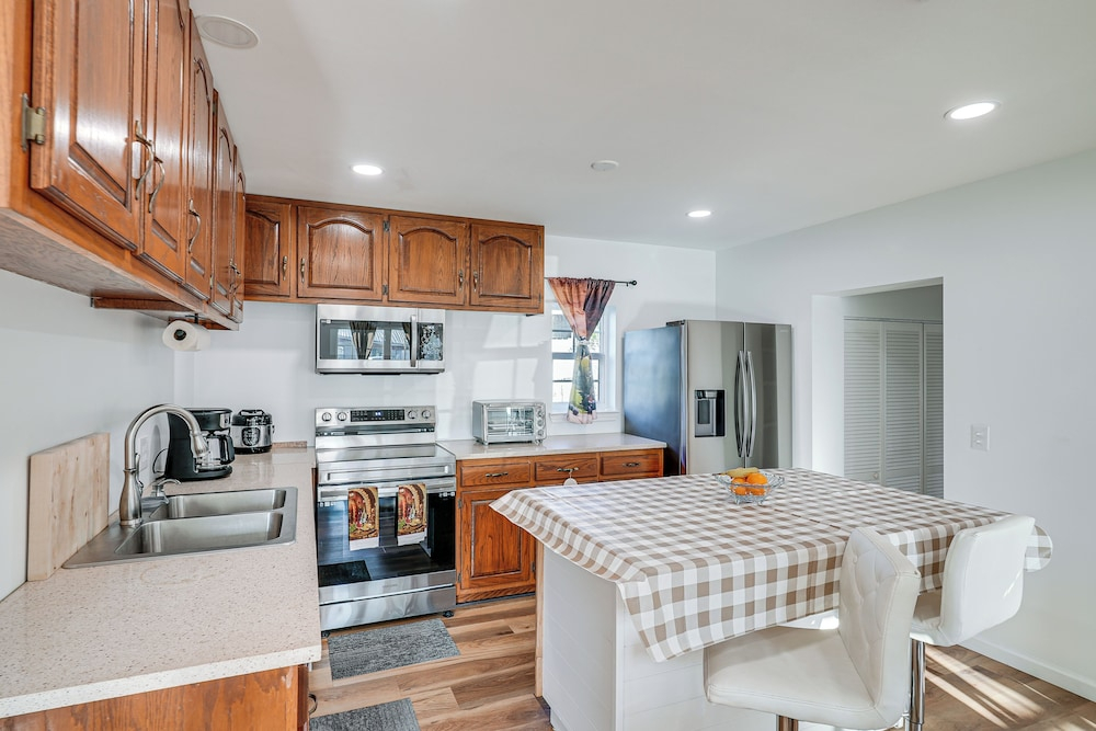 5 Mi to Dtwn Panama City! Family Haven w/ Patio