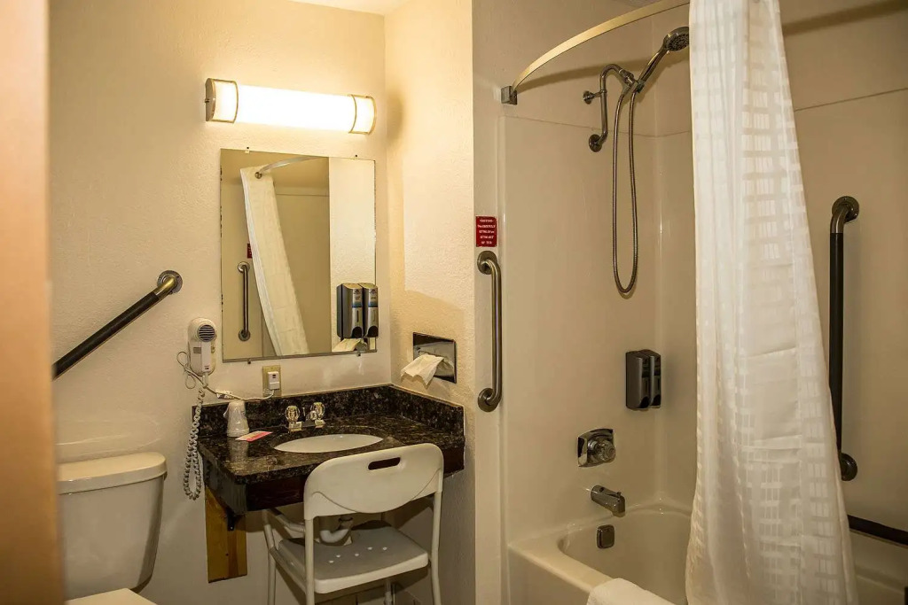 Americas Best Value Inn & Suites Detroit Lakes