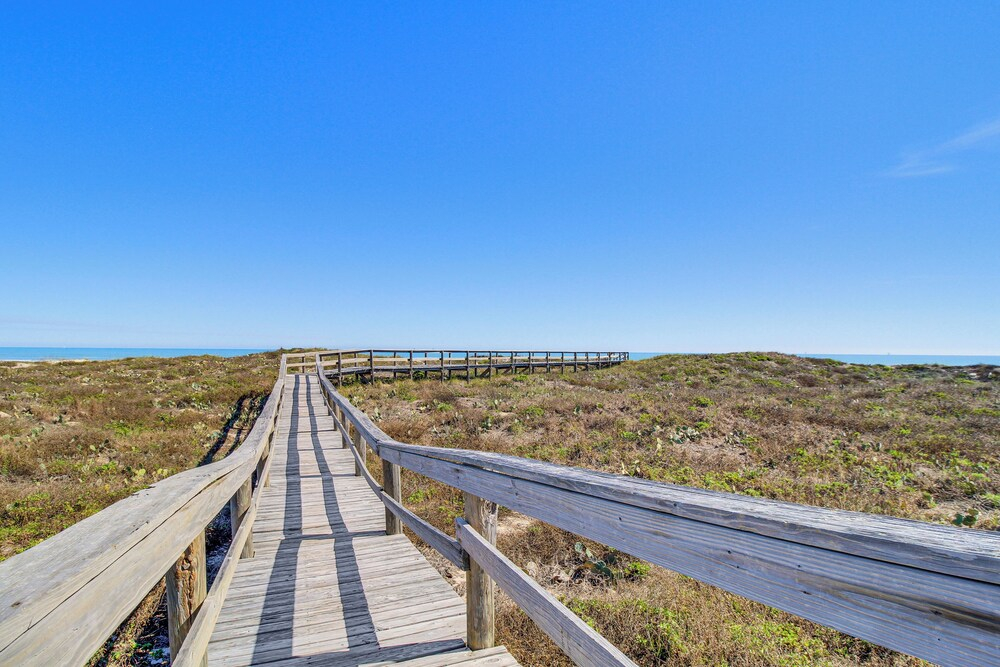 Walk to Beach! Pet-friendly Mustang Island Retreat