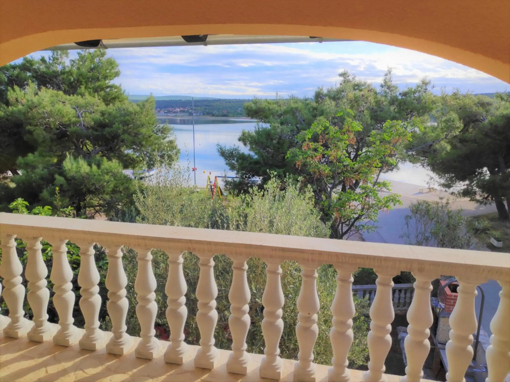 Villa Punta Blava, very quiet, amazing mix of mountain and sea air, ideal for health recovery, beach front, floor heating, internet