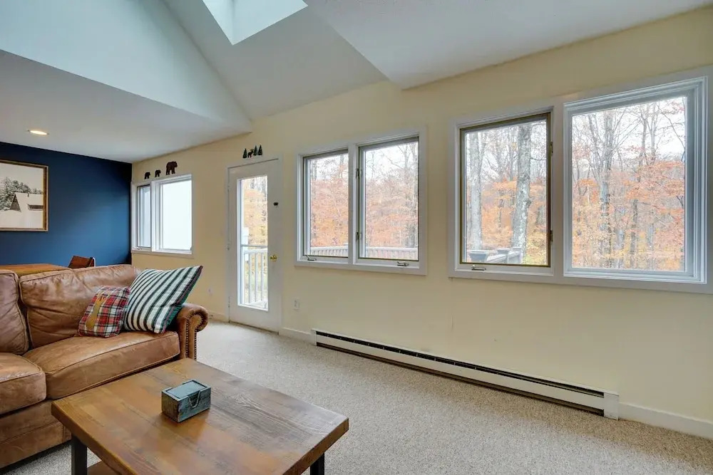 Sunny Stratton Townhome ~ 1 Mi to Skiing!