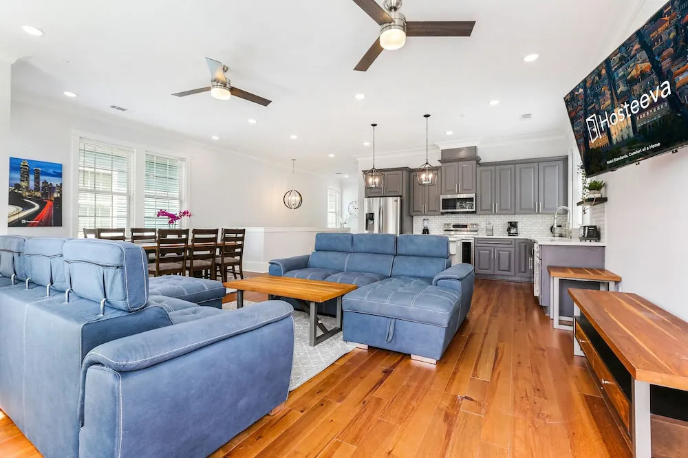 Modern 4 BR Condo with Balcony & Pool - Near FQ