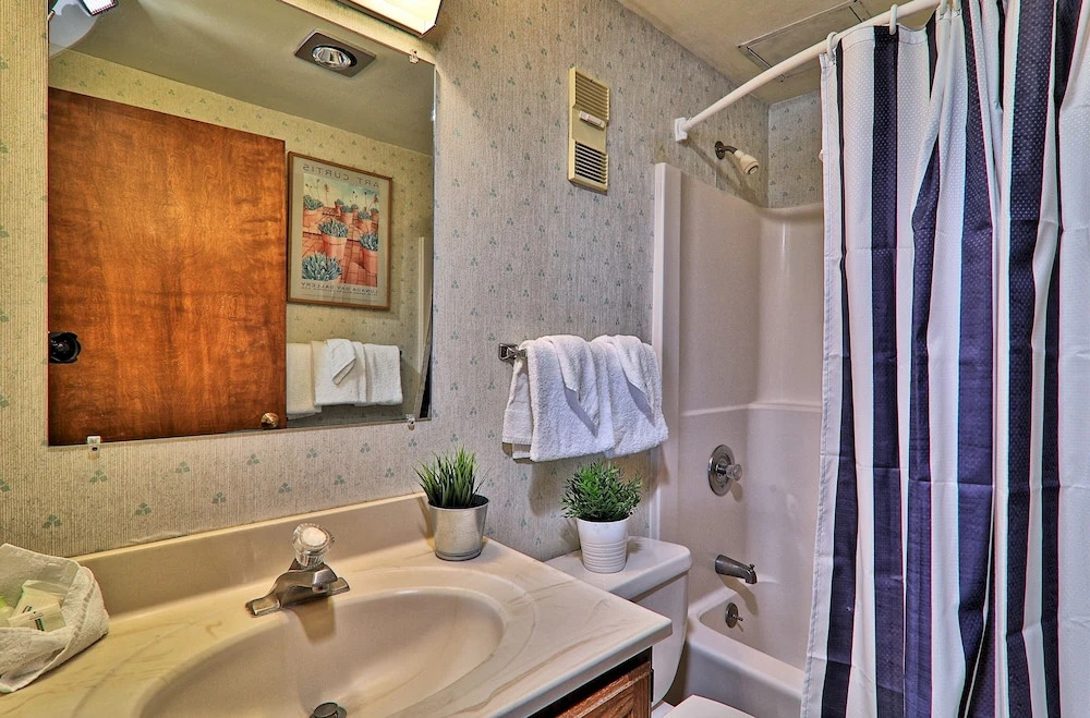"roomy" Mountain Green 3BR Condo w/ Amenities 3b14