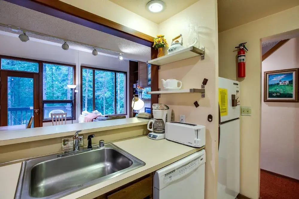 Snowater Condo #85 - Deluxe two Story Condo!