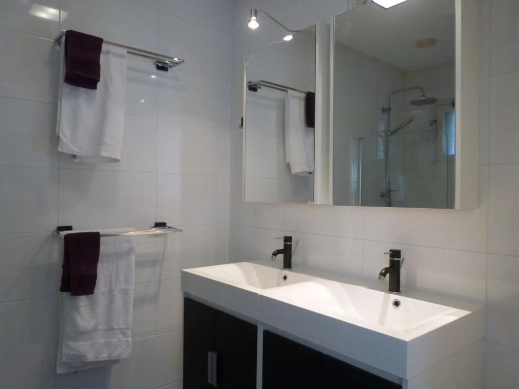 Detached villa with enclosed wooded garden with lawn and bubble bath