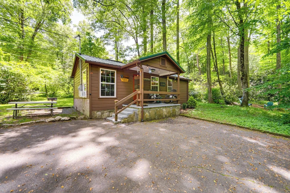 Pet-friendly Creekside Cabin w/ Pool Access!