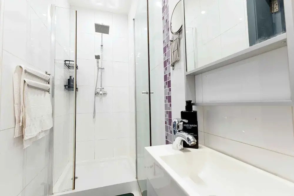 Modern 3BD Apartment with Wide Balcony